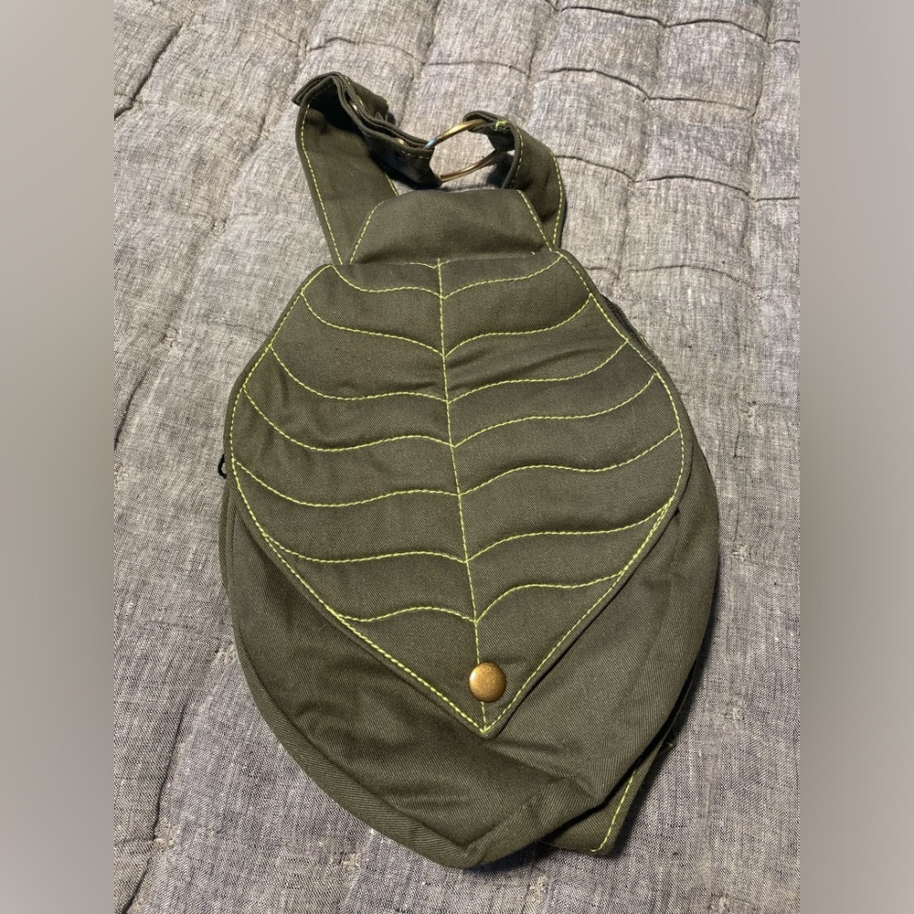 Leaf crossbody sling